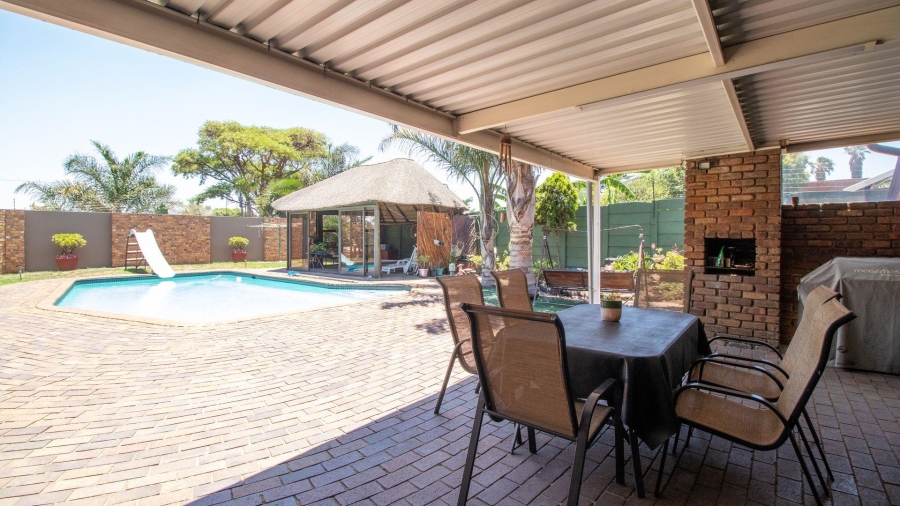 To Let 4 Bedroom Property for Rent in Lakefield Gauteng