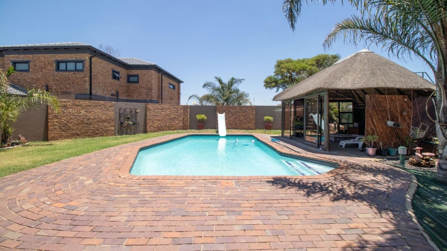 To Let 4 Bedroom Property for Rent in Lakefield Gauteng