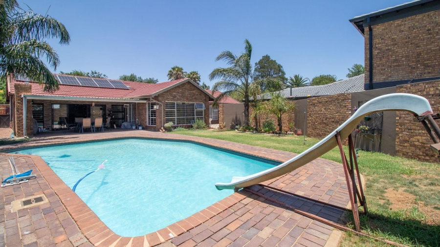 To Let 4 Bedroom Property for Rent in Lakefield Gauteng