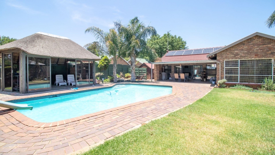 To Let 4 Bedroom Property for Rent in Lakefield Gauteng