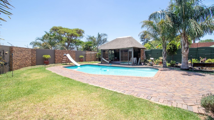 To Let 4 Bedroom Property for Rent in Lakefield Gauteng