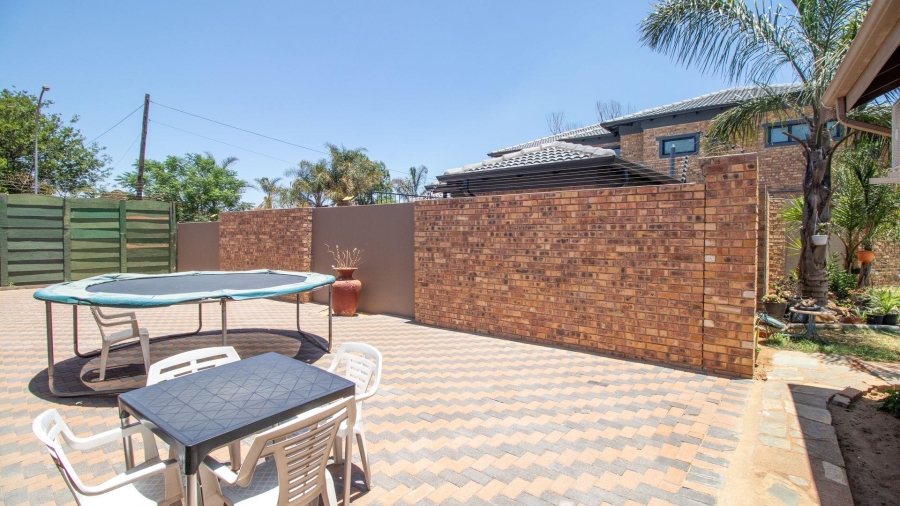 To Let 4 Bedroom Property for Rent in Lakefield Gauteng