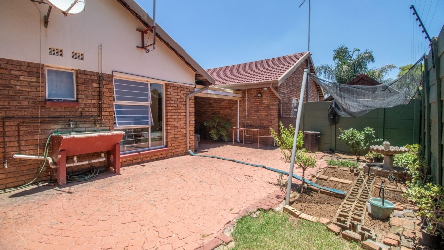 To Let 4 Bedroom Property for Rent in Lakefield Gauteng