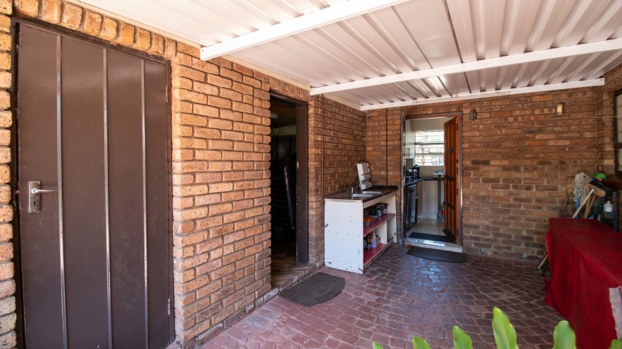 To Let 4 Bedroom Property for Rent in Lakefield Gauteng