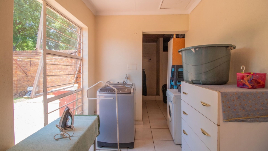 To Let 4 Bedroom Property for Rent in Lakefield Gauteng