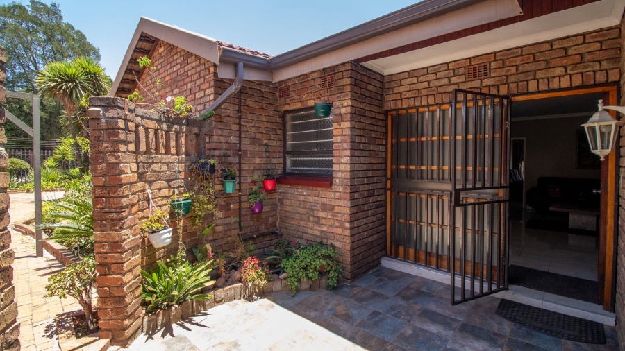 To Let 4 Bedroom Property for Rent in Lakefield Gauteng