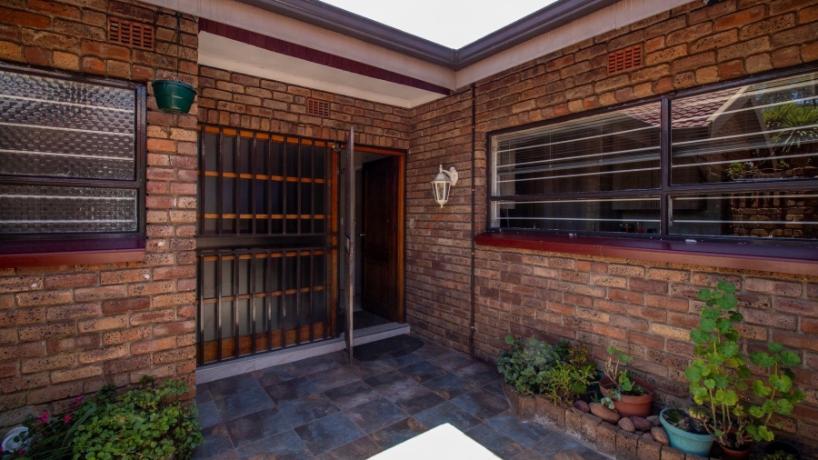 To Let 4 Bedroom Property for Rent in Lakefield Gauteng