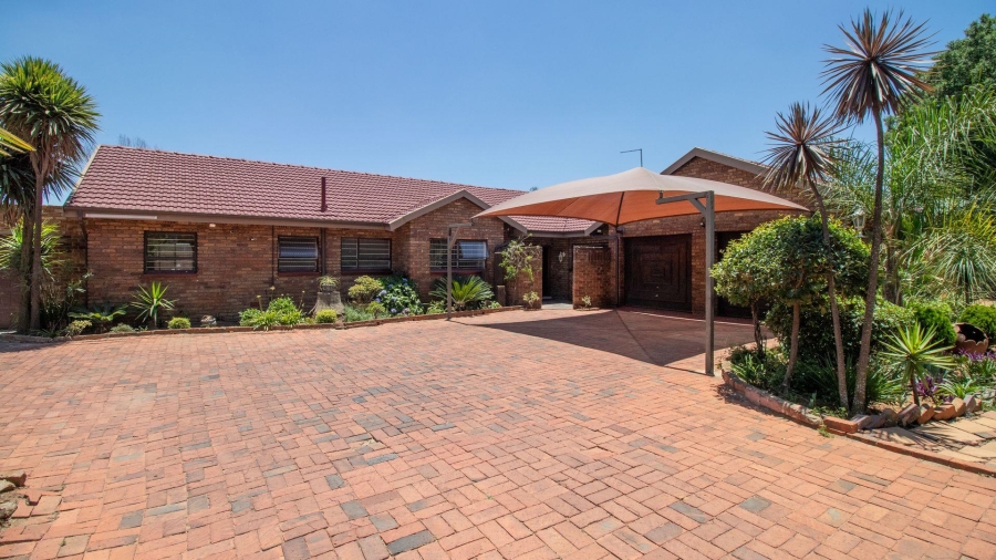 To Let 4 Bedroom Property for Rent in Lakefield Gauteng