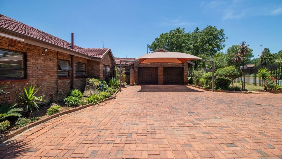 To Let 4 Bedroom Property for Rent in Lakefield Gauteng