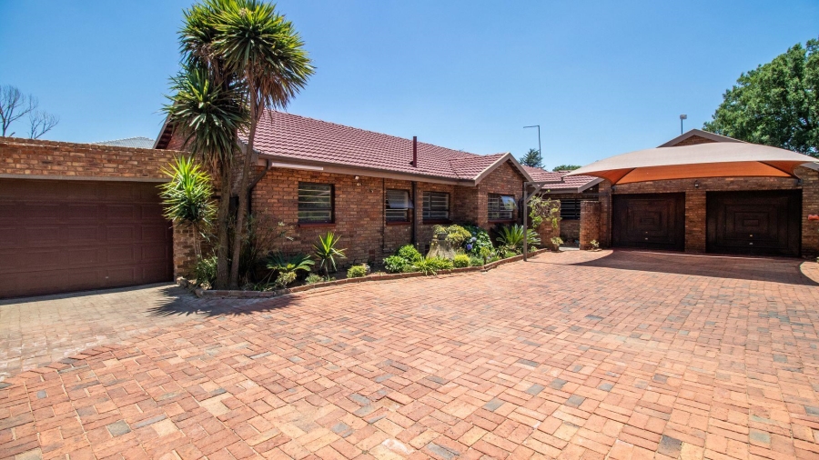 To Let 4 Bedroom Property for Rent in Lakefield Gauteng