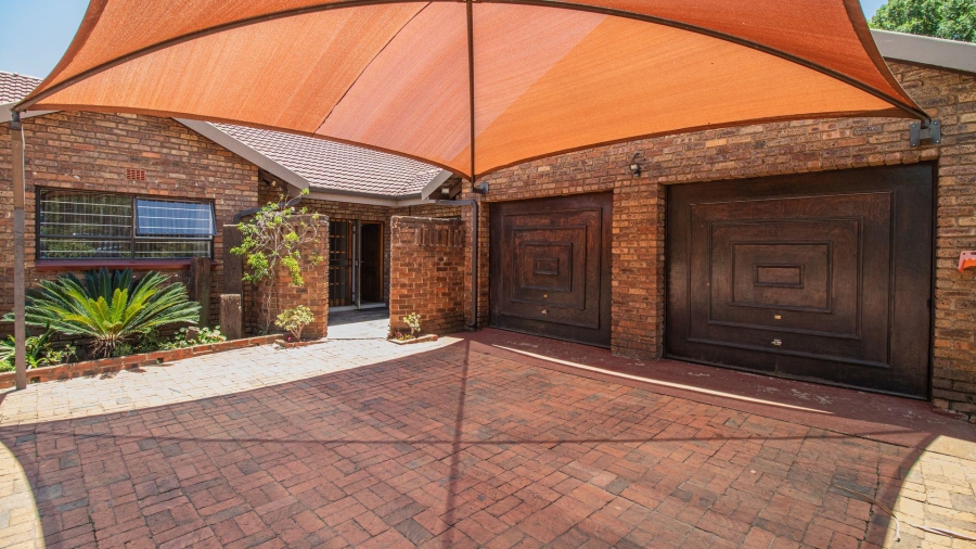 To Let 4 Bedroom Property for Rent in Lakefield Gauteng