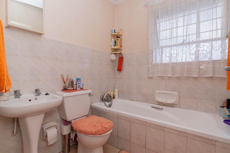 2 Bedroom Property for Sale in Glen Marais Gauteng