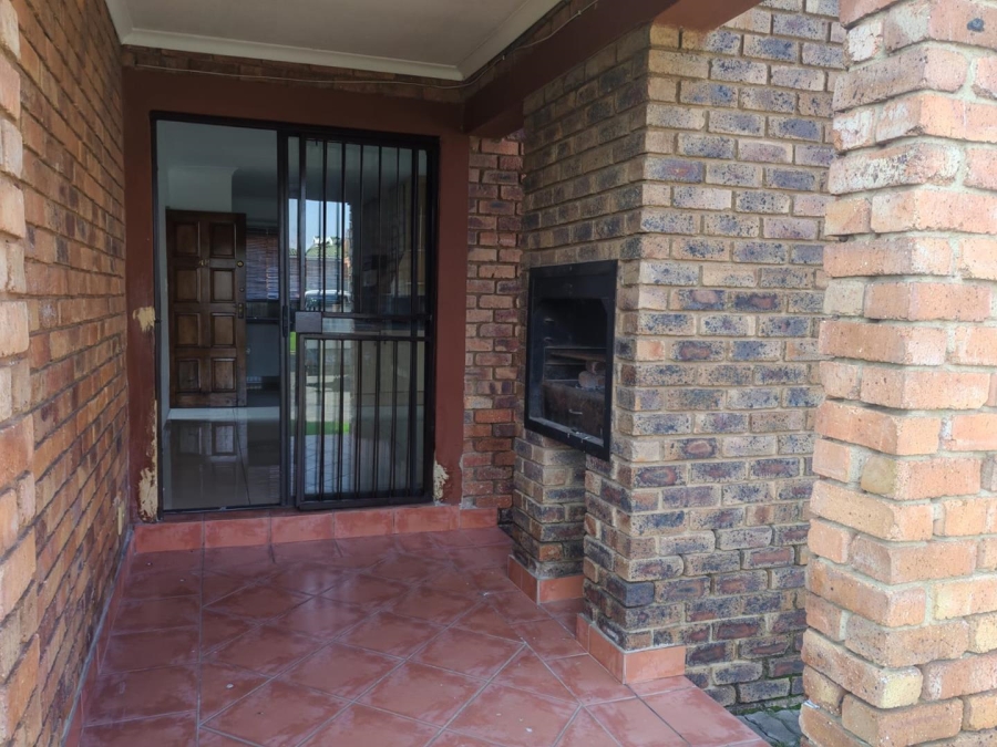 2 Bedroom Property for Sale in Edleen Gauteng