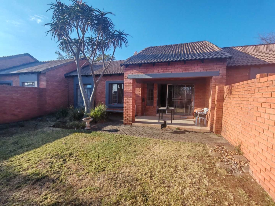 2 Bedroom Property for Sale in Monavoni Gauteng