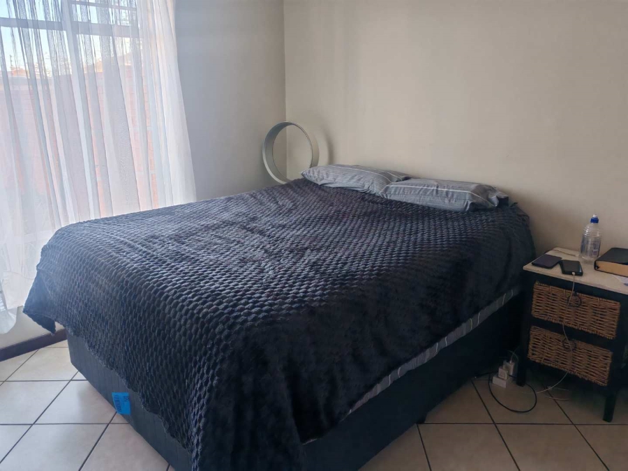 2 Bedroom Property for Sale in Monavoni Gauteng