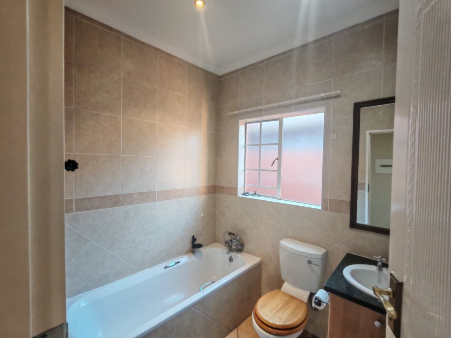 2 Bedroom Property for Sale in Monavoni Gauteng