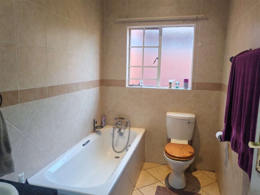 2 Bedroom Property for Sale in Monavoni Gauteng