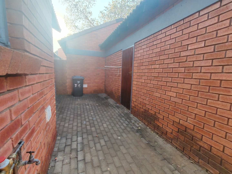 2 Bedroom Property for Sale in Monavoni Gauteng