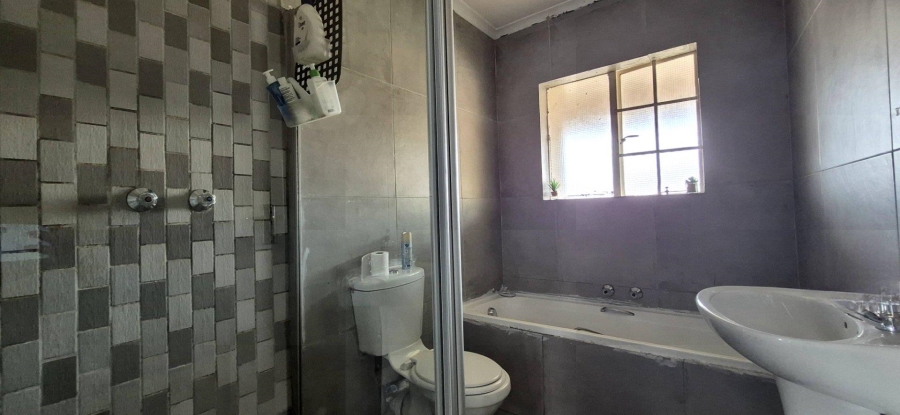 2 Bedroom Property for Sale in Buccleuch Gauteng