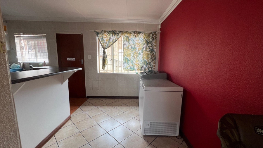 To Let 3 Bedroom Property for Rent in Mondeor Gauteng