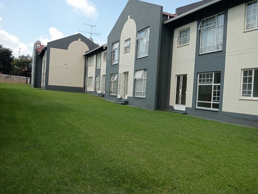 2 Bedroom Property for Sale in Die Hoewes Gauteng