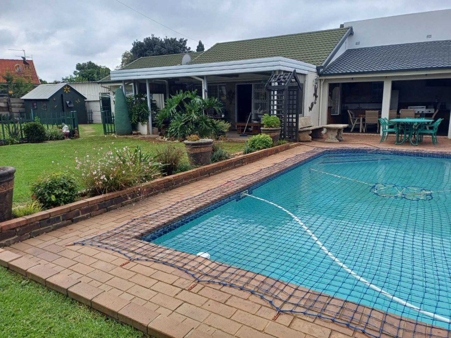 3 Bedroom Property for Sale in Brackendowns Gauteng