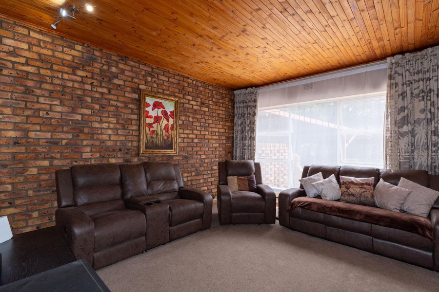 7 Bedroom Property for Sale in Edleen Gauteng