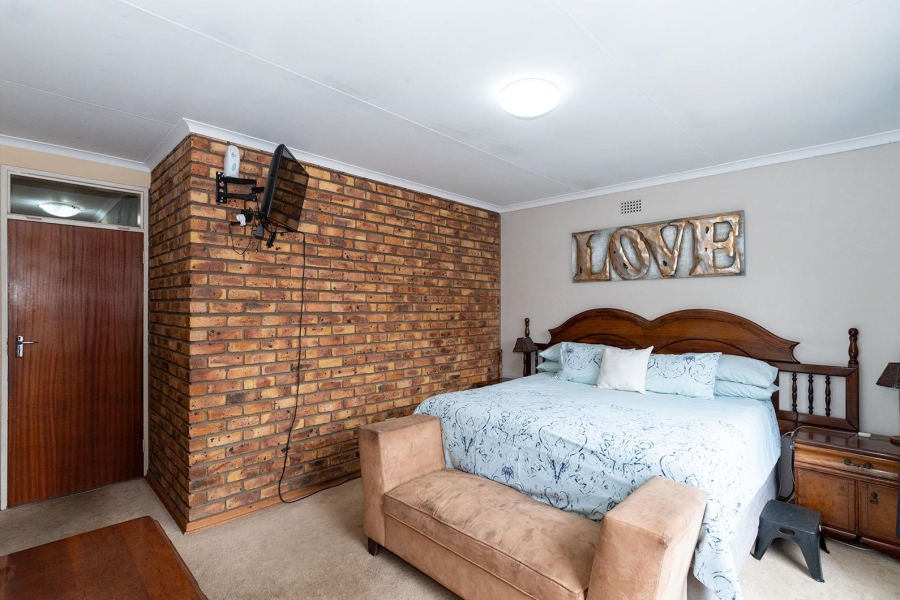 7 Bedroom Property for Sale in Edleen Gauteng