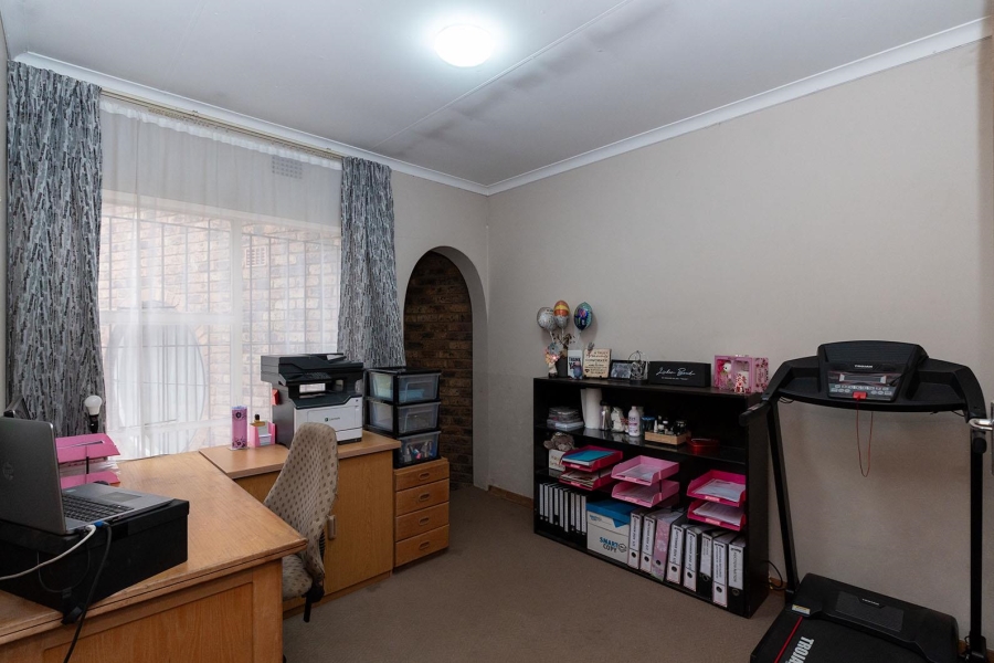 7 Bedroom Property for Sale in Edleen Gauteng