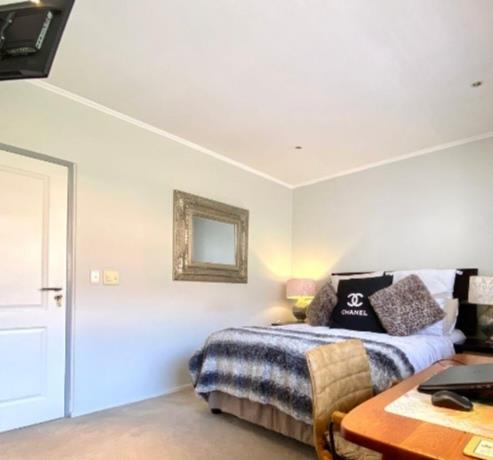To Let 2 Bedroom Property for Rent in Houghton Gauteng
