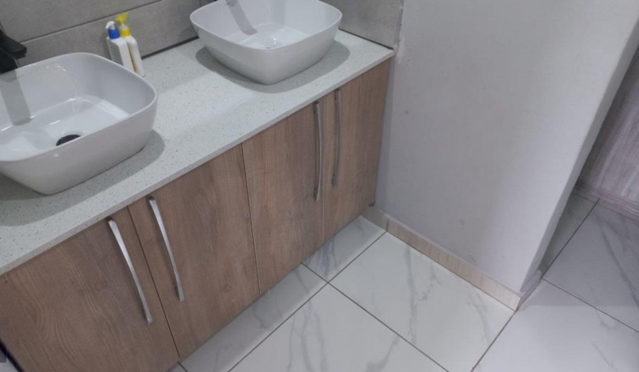 5 Bedroom Property for Sale in The Orchards Gauteng