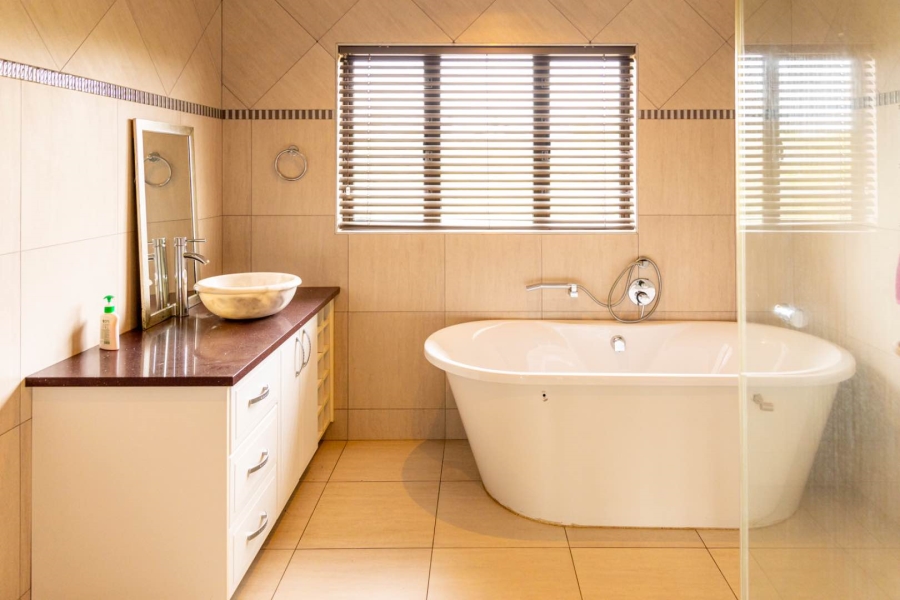 4 Bedroom Property for Sale in Blue Hills Gauteng