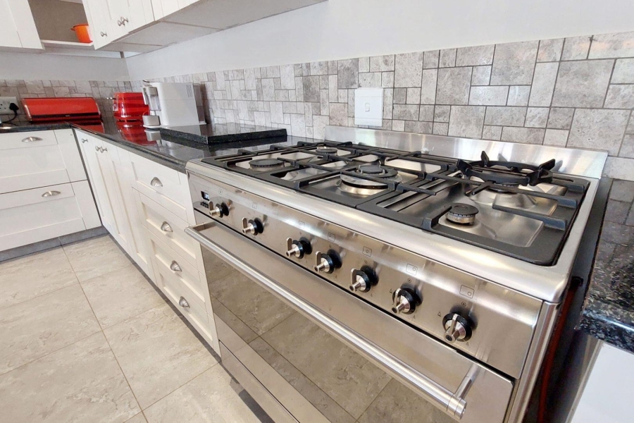 4 Bedroom Property for Sale in Hurlingham Gauteng