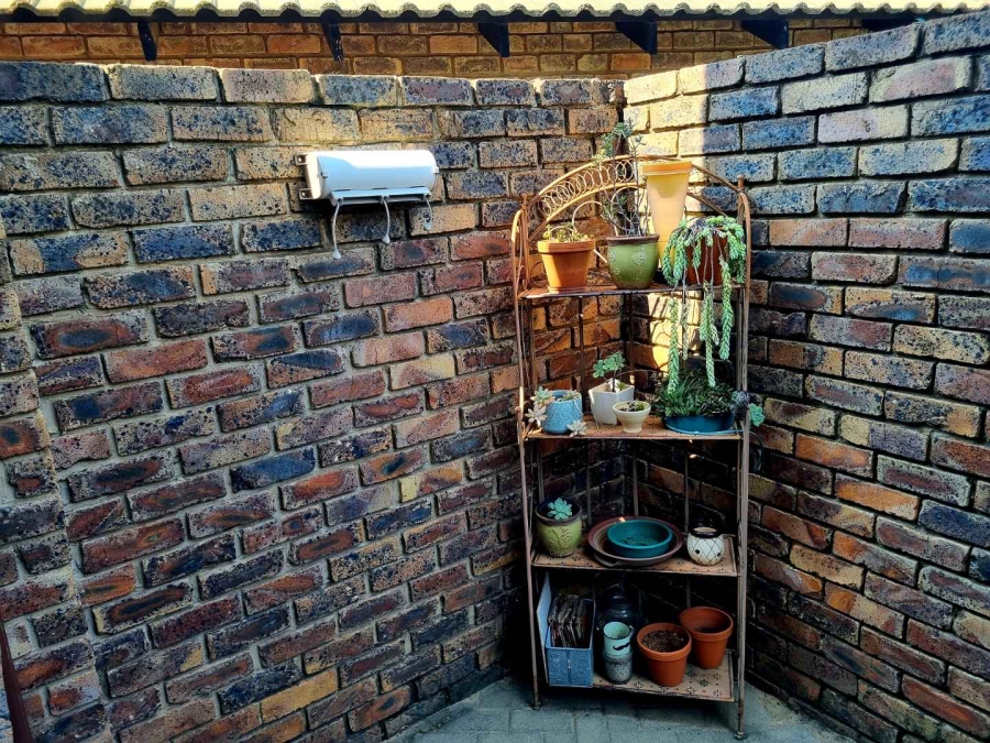 2 Bedroom Property for Sale in Noordwyk Gauteng