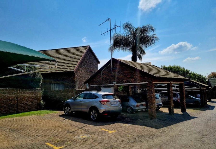 2 Bedroom Property for Sale in Noordwyk Gauteng