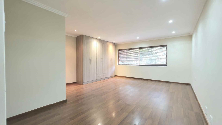 To Let 4 Bedroom Property for Rent in Sandown Gauteng