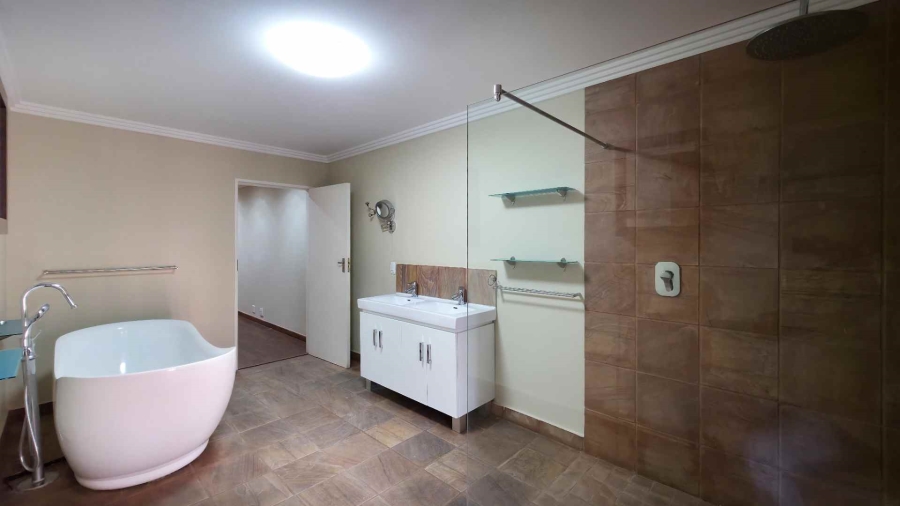 To Let 4 Bedroom Property for Rent in Sandown Gauteng