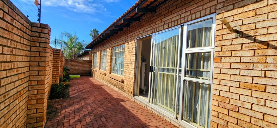 To Let 3 Bedroom Property for Rent in New Redruth Gauteng