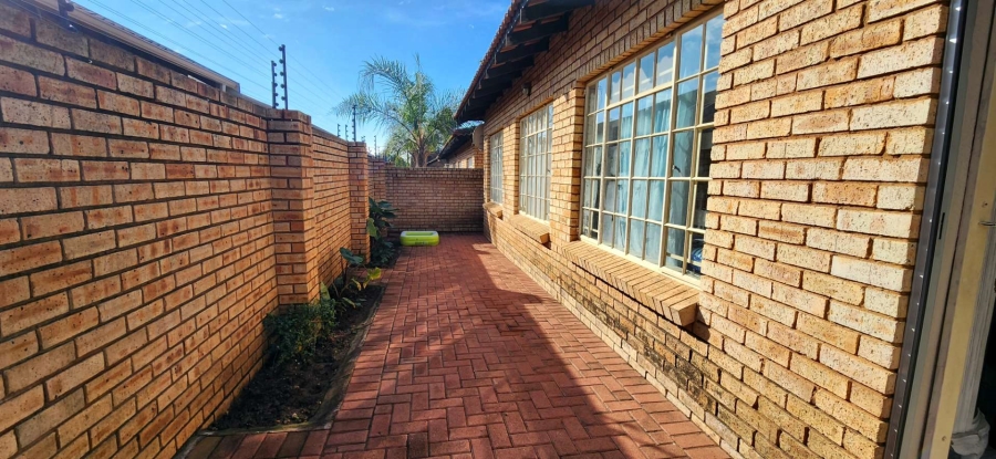 To Let 3 Bedroom Property for Rent in New Redruth Gauteng