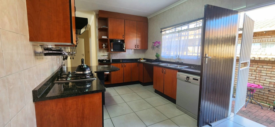 To Let 3 Bedroom Property for Rent in New Redruth Gauteng