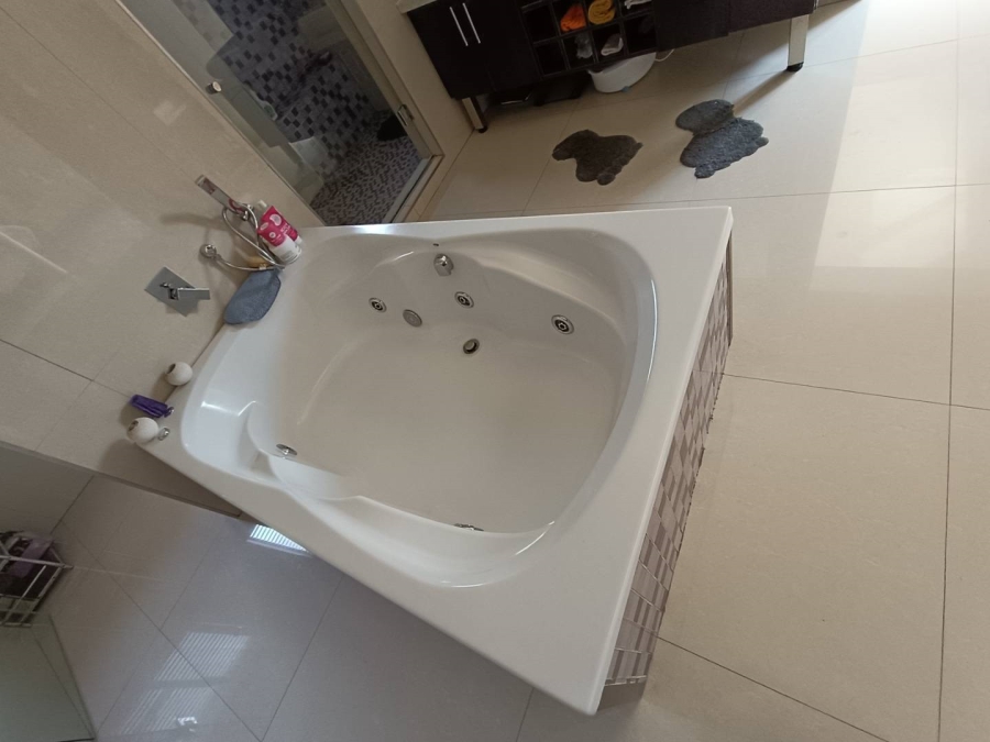 6 Bedroom Property for Sale in Midlands Estate Gauteng
