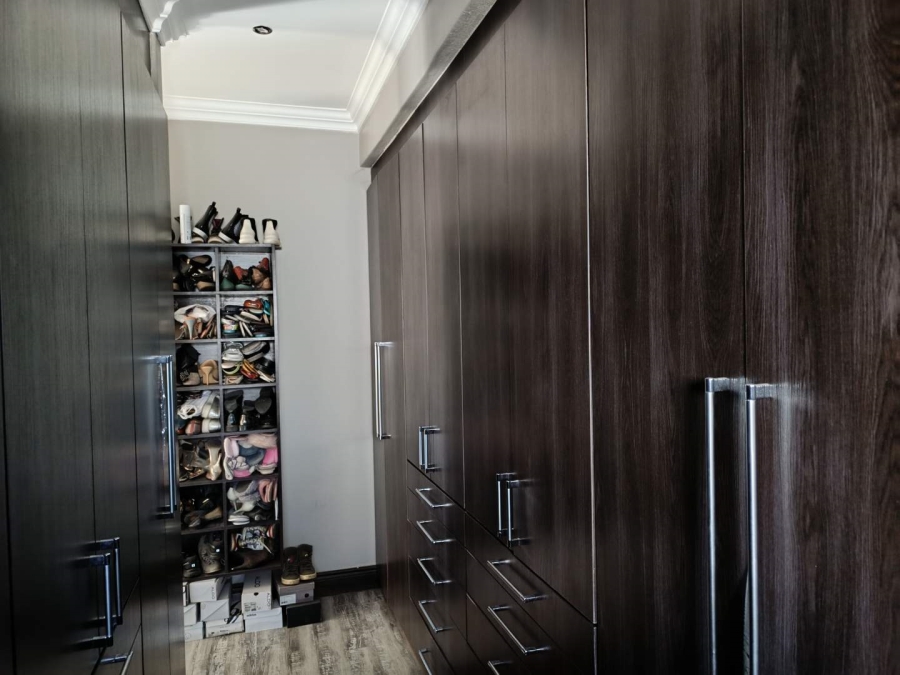 6 Bedroom Property for Sale in Midlands Estate Gauteng