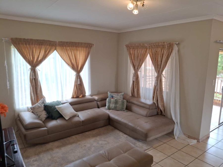 2 Bedroom Property for Sale in Die Hoewes Gauteng