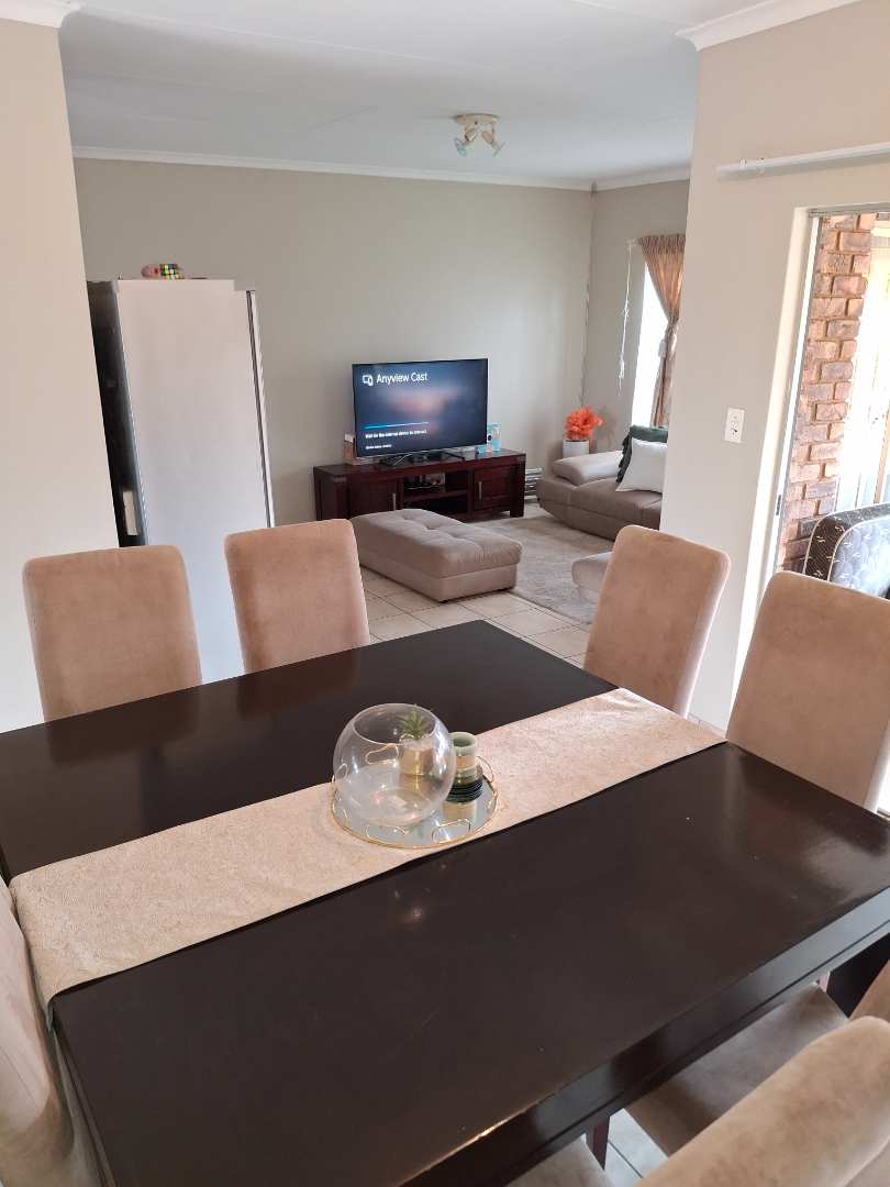 2 Bedroom Property for Sale in Die Hoewes Gauteng