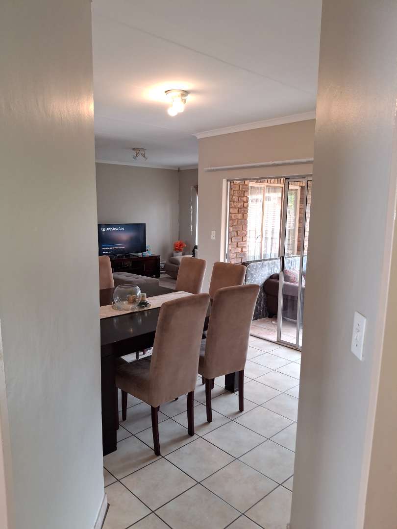 2 Bedroom Property for Sale in Die Hoewes Gauteng