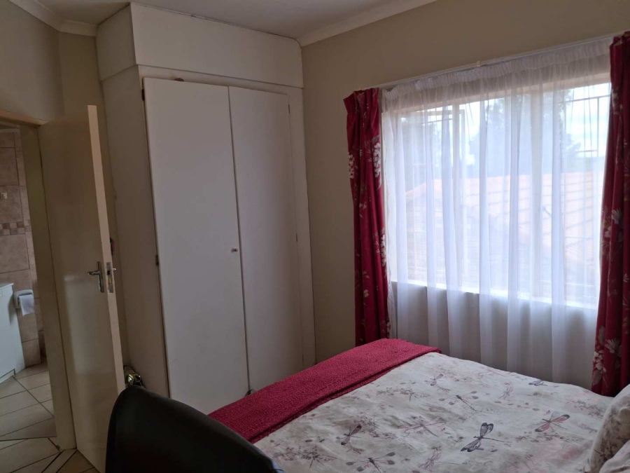 2 Bedroom Property for Sale in Die Hoewes Gauteng