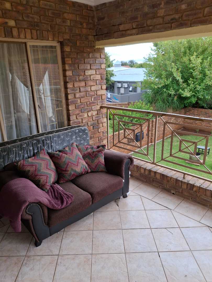2 Bedroom Property for Sale in Die Hoewes Gauteng