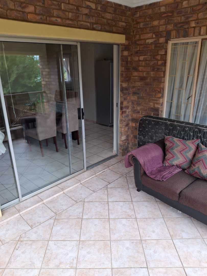 2 Bedroom Property for Sale in Die Hoewes Gauteng