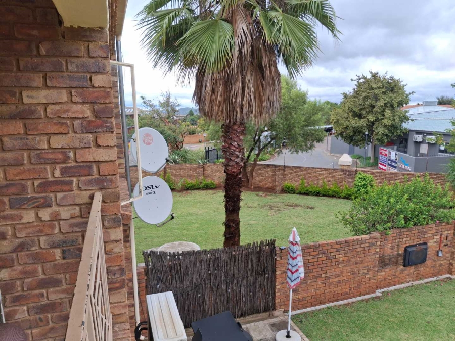 2 Bedroom Property for Sale in Die Hoewes Gauteng