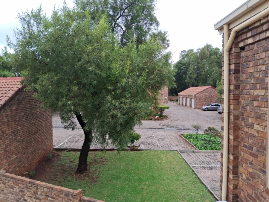 2 Bedroom Property for Sale in Die Hoewes Gauteng